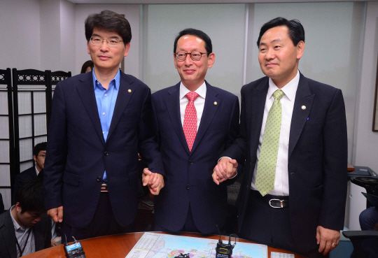 새누리당 김도읍(가운데) 원내수석부대표, 더불어민주당 박완주(왼쪽) 원내수석부대표, 김관영 국민의당 원내수석부대표가 10일 오후 서울 여의도 국회 의원회관에서 박근혜 대통령과 여야 신임 원내지도부 회동 의제 조율을 위한 논의를 하고 있다.